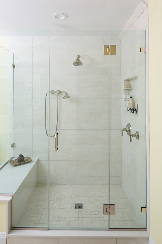 На фото: главная ванная комната среднего размера в классическом стиле с фасадами в стиле шейкер