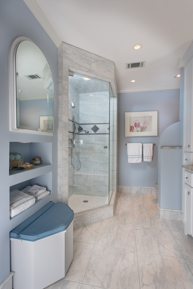 Idées déco pour une grande salle de bain principale classique avec un placard avec porte à panneau encastré, des portes de placard blanches, une douche d'angle, un carrelage gris, un carrelage de pierre, un mur bleu, un sol en marbre, un lavabo encastré et un plan de toilette en marbre.