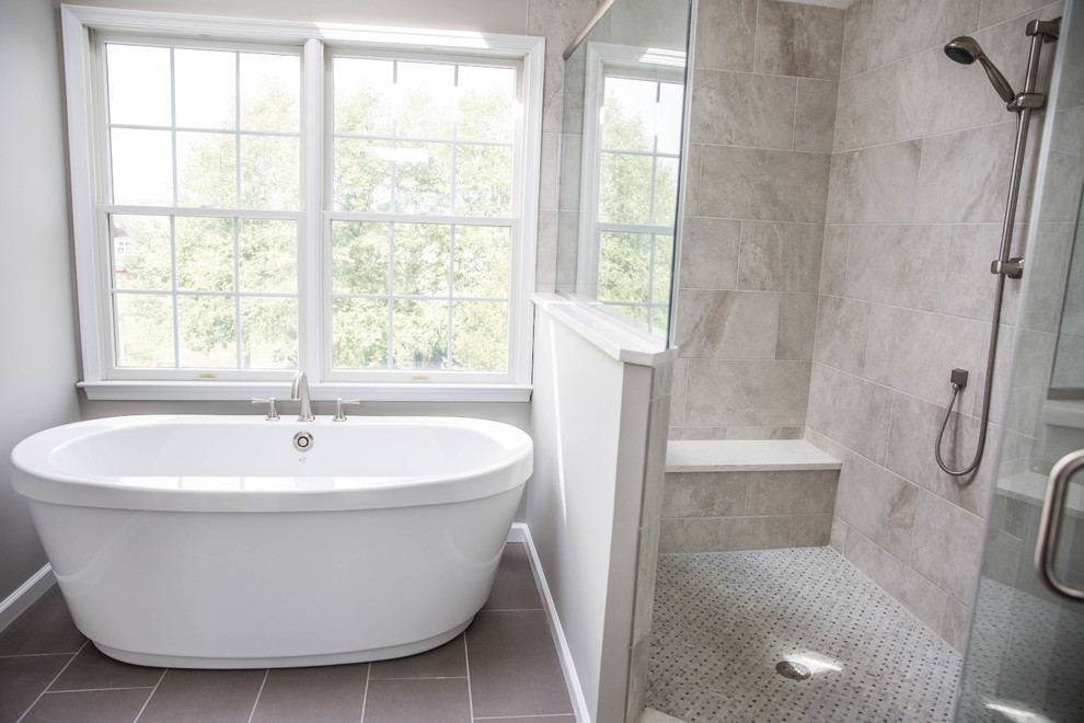 Cette image montre une salle de bain principale design en bois foncé de taille moyenne avec une douche d'angle, des carreaux de porcelaine, un sol en carrelage de porcelaine, un plan de toilette en quartz modifié, une baignoire indépendante et un mur beige.