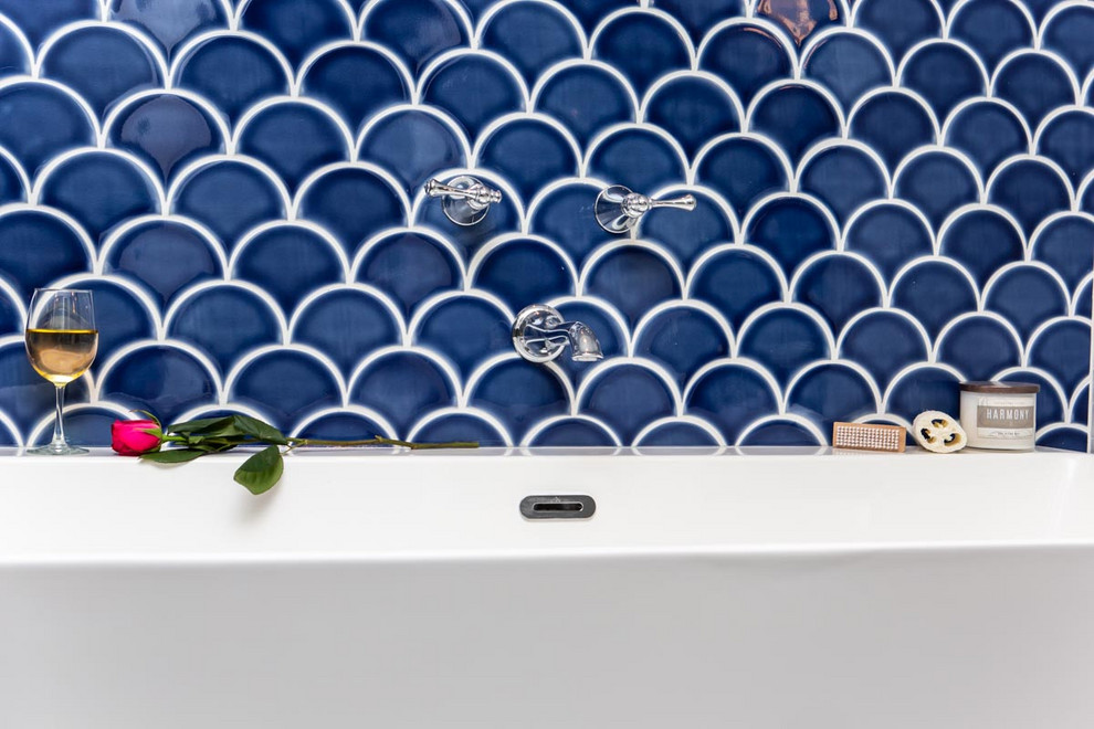 На фото: главная ванная комната среднего размера в стиле неоклассика (современная классика) с плоскими фасадами, белыми фасадами, отдельно стоящей ванной, душем в нише, раздельным унитазом, синей плиткой, плиткой мозаикой, серыми стенами, полом из керамогранита, врезной раковиной, мраморной столешницей, серым полом, душем с распашными дверями и серой столешницей