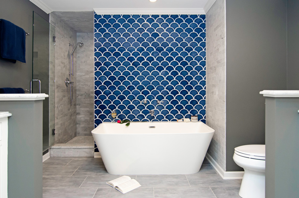 Стильный дизайн: главная ванная комната среднего размера в стиле неоклассика (современная классика) с плоскими фасадами, белыми фасадами, отдельно стоящей ванной, душем в нише, раздельным унитазом, синей плиткой, плиткой мозаикой, серыми стенами, полом из керамогранита, врезной раковиной, мраморной столешницей, серым полом, душем с распашными дверями и серой столешницей - последний тренд