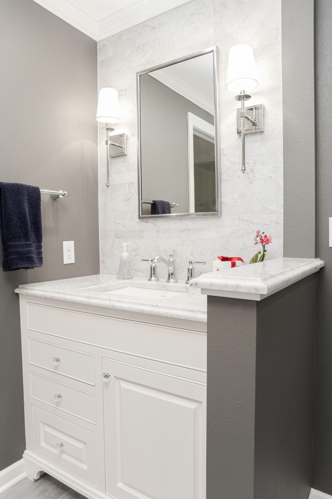 Exempel på ett mellanstort klassiskt grå grått en-suite badrum, med möbel-liknande, vita skåp, ett fristående badkar, en dusch i en alkov, en toalettstol med separat cisternkåpa, blå kakel, keramikplattor, grå väggar, klinkergolv i porslin, ett undermonterad handfat, marmorbänkskiva, grått golv och dusch med gångjärnsdörr