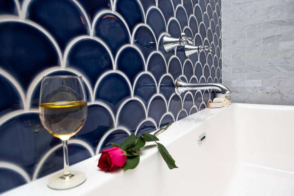 Свежая идея для дизайна: главная ванная комната среднего размера в стиле неоклассика (современная классика) с плоскими фасадами, белыми фасадами, отдельно стоящей ванной, душем в нише, раздельным унитазом, синей плиткой, плиткой мозаикой, серыми стенами, полом из керамогранита, врезной раковиной, мраморной столешницей, серым полом, душем с распашными дверями и серой столешницей - отличное фото интерьера