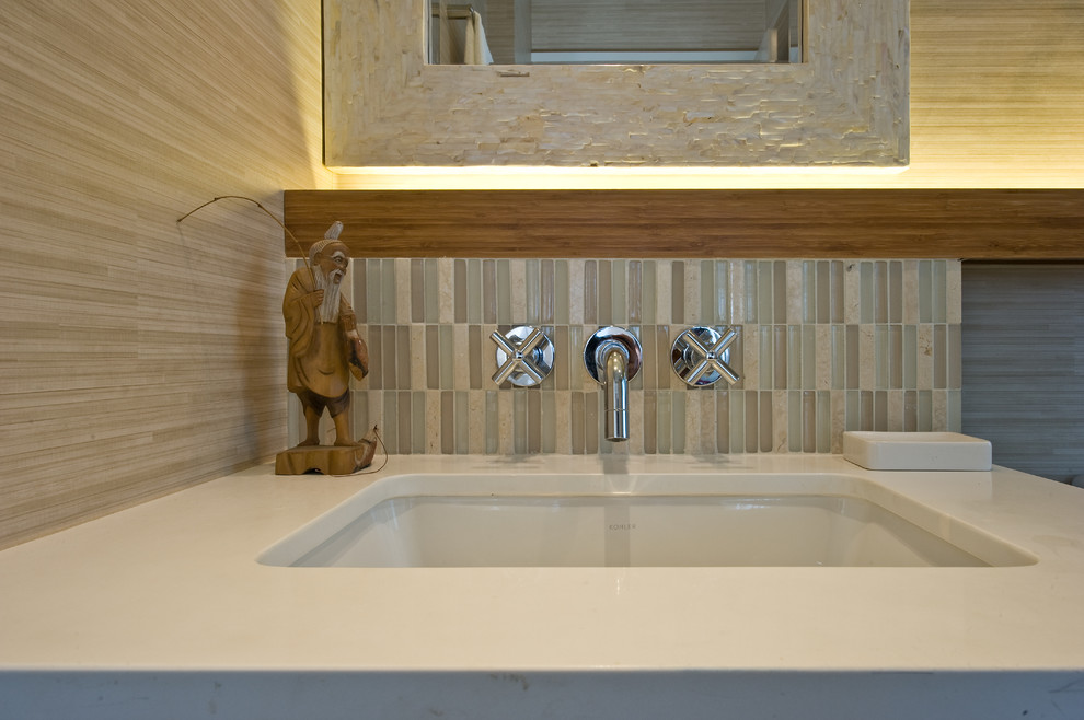 Immagine di una piccola stanza da bagno design con lavabo sottopiano, ante lisce, top in quarzo composito, piastrelle beige, piastrelle a mosaico e pareti beige