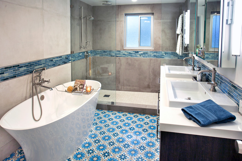 Стильный дизайн: маленькая главная ванная комната в стиле модернизм с плоскими фасадами, искусственно-состаренными фасадами, отдельно стоящей ванной, душевой комнатой, унитазом-моноблоком, бежевой плиткой, керамогранитной плиткой, бежевыми стенами, полом из цементной плитки, накладной раковиной, столешницей из искусственного кварца, синим полом, открытым душем и белой столешницей для на участке и в саду - последний тренд
