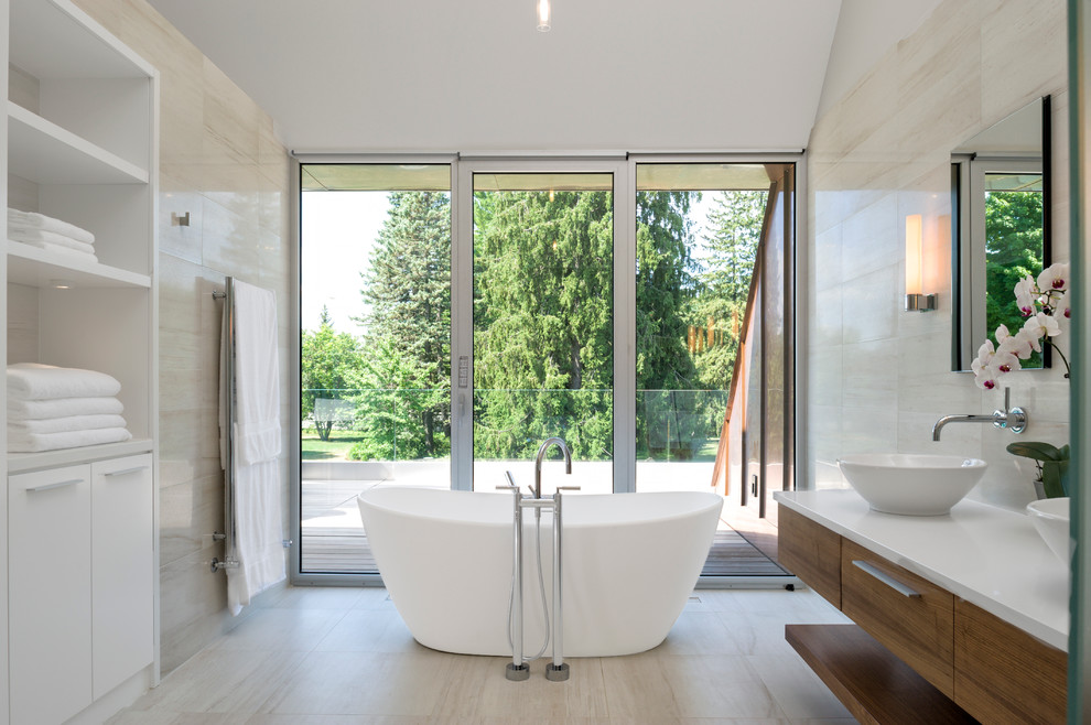 Ispirazione per una stanza da bagno design con lavabo a bacinella e vasca freestanding