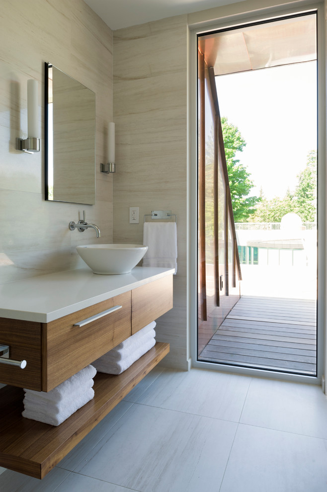 Aménagement d'une petite salle de bain contemporaine en bois brun avec une vasque, un placard à porte plane, un plan de toilette en quartz modifié, un carrelage beige, un carrelage de pierre, un sol beige et un plan de toilette blanc.