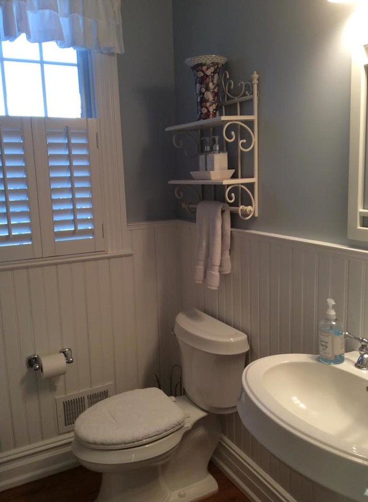Cette image montre une salle de bain traditionnelle de taille moyenne avec un lavabo de ferme, un placard à porte affleurante, des portes de placard beiges, un plan de toilette en calcaire, une baignoire d'angle, un carrelage beige, des carreaux de béton, un mur beige et un sol en carrelage de terre cuite.