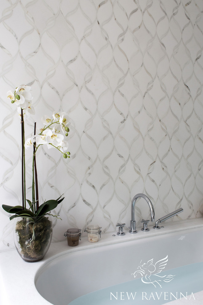 Esempio di una stanza da bagno design con piastrelle grigie e piastrelle a mosaico