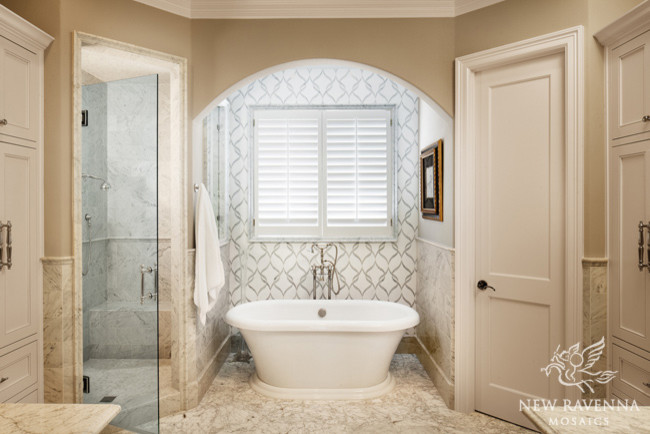 Ejemplo de cuarto de baño contemporáneo con puertas de armario blancas, bañera exenta, ducha empotrada, baldosas y/o azulejos grises, baldosas y/o azulejos en mosaico, paredes beige y suelo de mármol