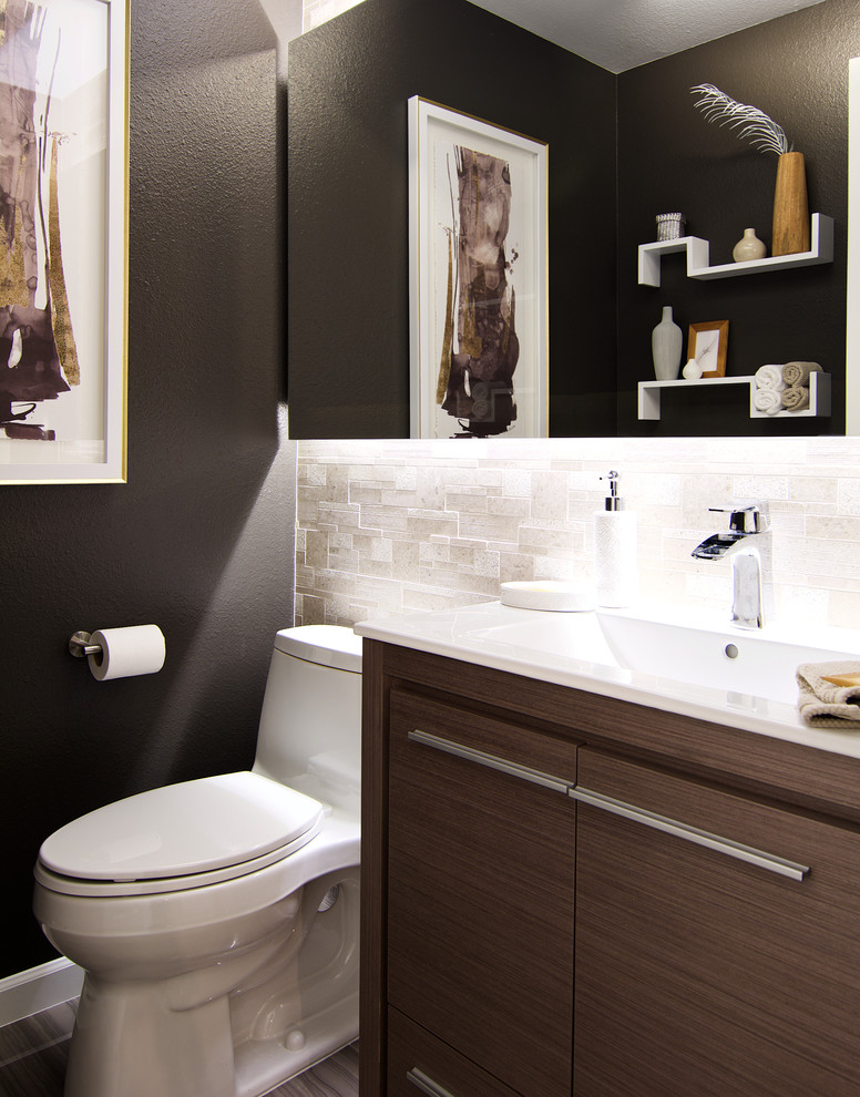 Inspiration för mellanstora moderna badrum med dusch, med släta luckor, skåp i mellenmörkt trä, en toalettstol med hel cisternkåpa, beige kakel, travertinkakel, svarta väggar, brunt golv, ett integrerad handfat, bänkskiva i akrylsten och klinkergolv i keramik