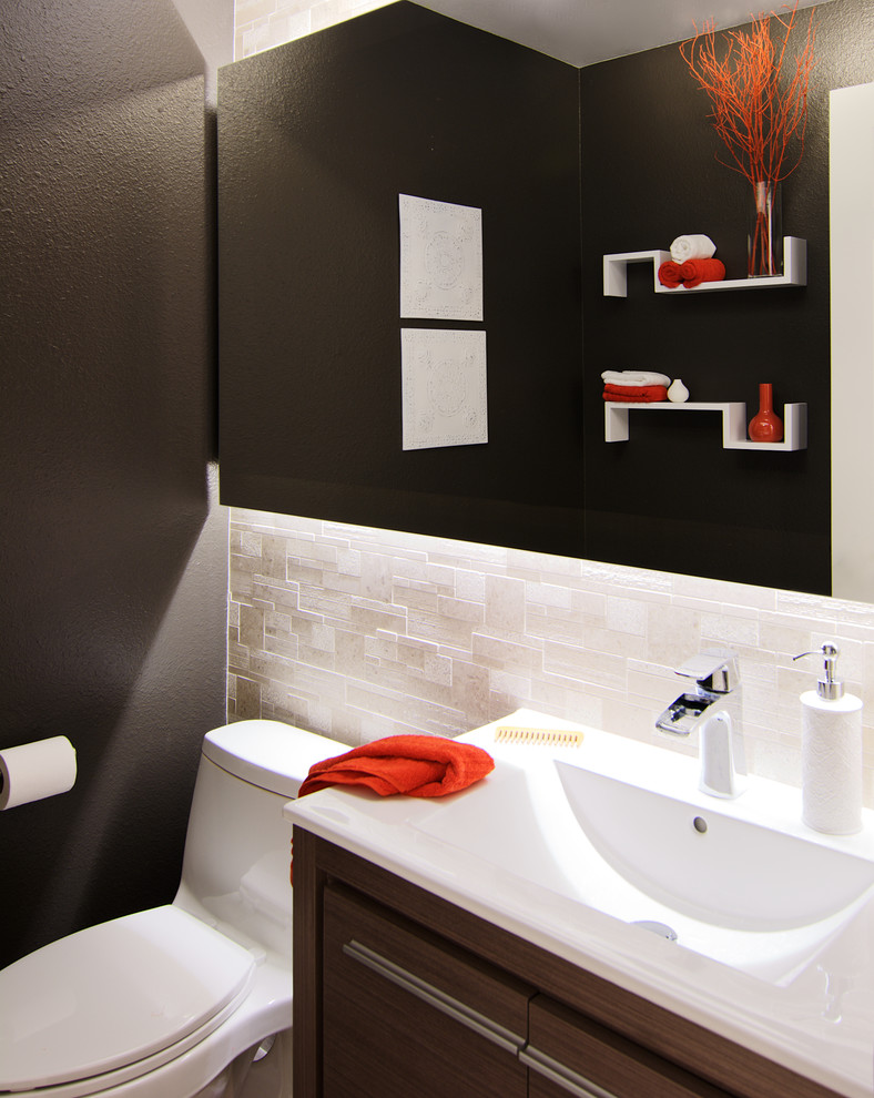 Пример оригинального дизайна: ванная комната среднего размера в современном стиле с плоскими фасадами, фасадами цвета дерева среднего тона, унитазом-моноблоком, бежевой плиткой, плиткой из травертина, черными стенами, душевой кабиной, монолитной раковиной, коричневым полом, столешницей из искусственного камня и полом из керамической плитки