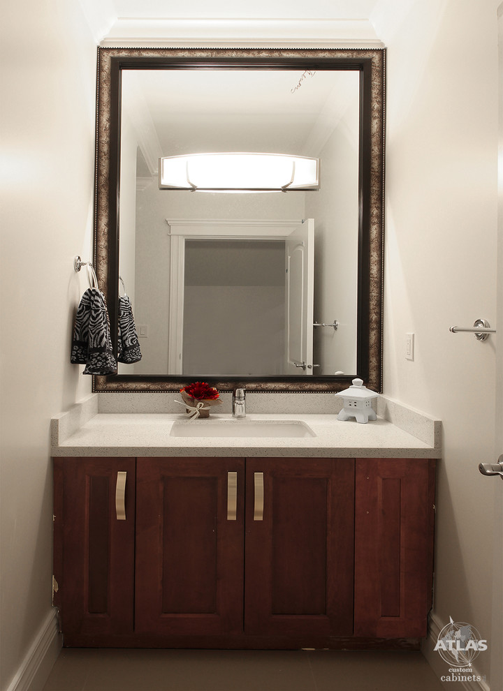 Immagine di una piccola stanza da bagno con doccia contemporanea con lavabo sottopiano, ante con riquadro incassato, ante marroni, top in quarzite, pareti beige e pavimento in marmo