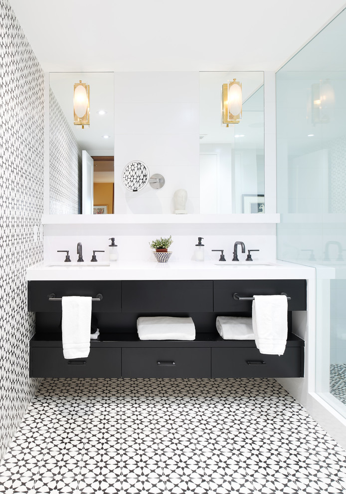 Пример оригинального дизайна: ванная комната в современном стиле с плоскими фасадами, черными фасадами, душем в нише, черно-белой плиткой, разноцветными стенами, душевой кабиной, врезной раковиной, разноцветным полом и белой столешницей