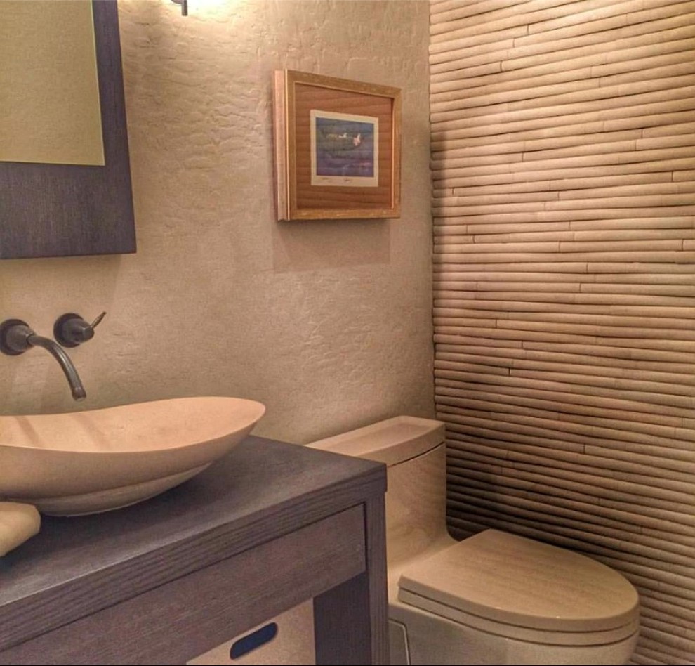 Esempio di una piccola stanza da bagno con doccia etnica con nessun'anta, ante marroni, WC monopezzo, pareti beige, lavabo a bacinella e top in legno