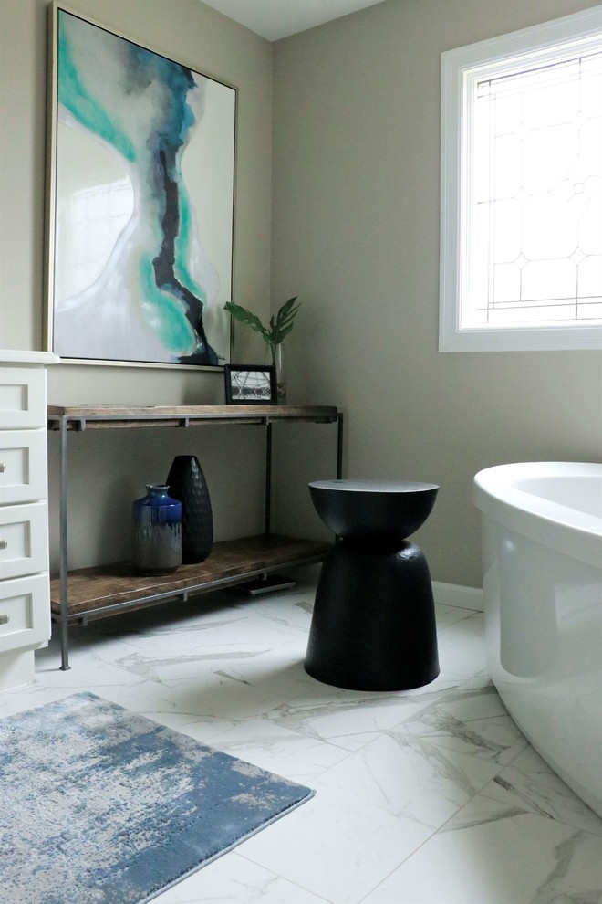 Immagine di una stanza da bagno padronale classica di medie dimensioni con ante in stile shaker, ante bianche, vasca freestanding, pareti beige, pavimento in marmo e top in marmo