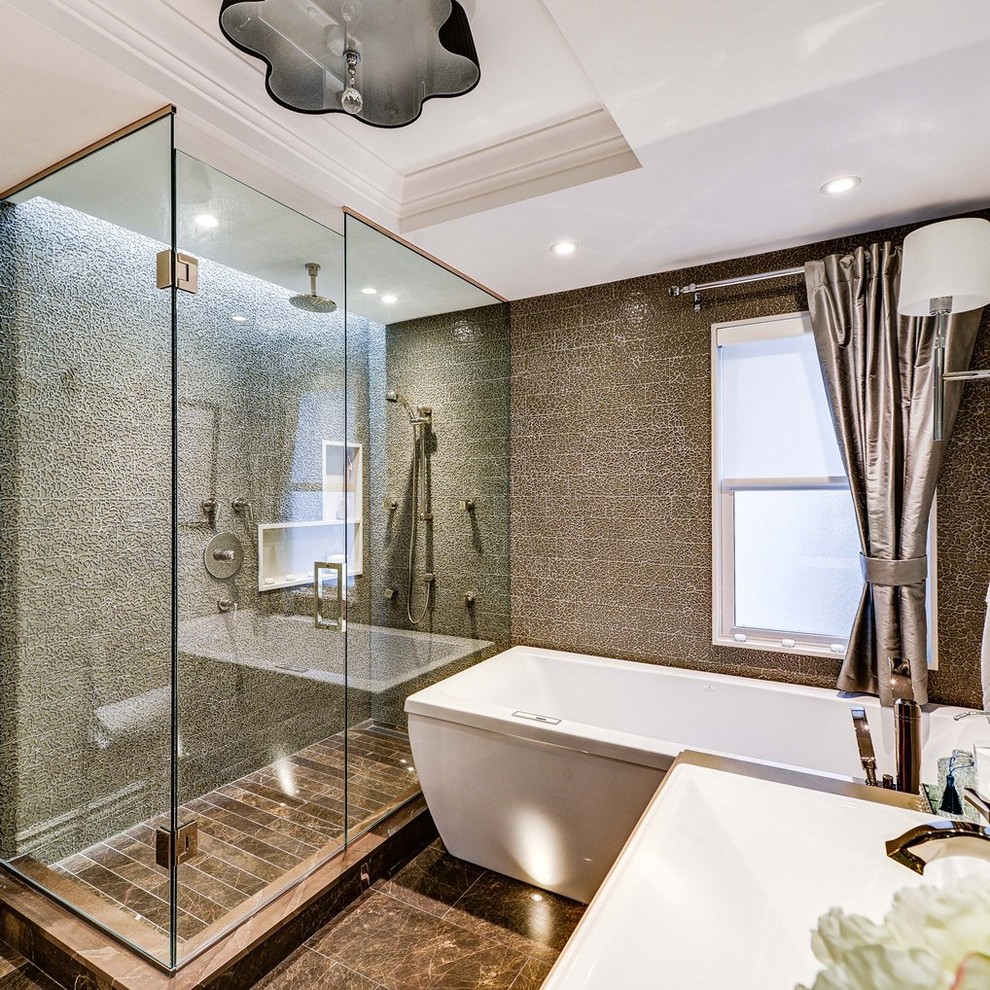 Пример оригинального дизайна: главная ванная комната в современном стиле с отдельно стоящей ванной, угловым душем, коричневым полом и душем с распашными дверями