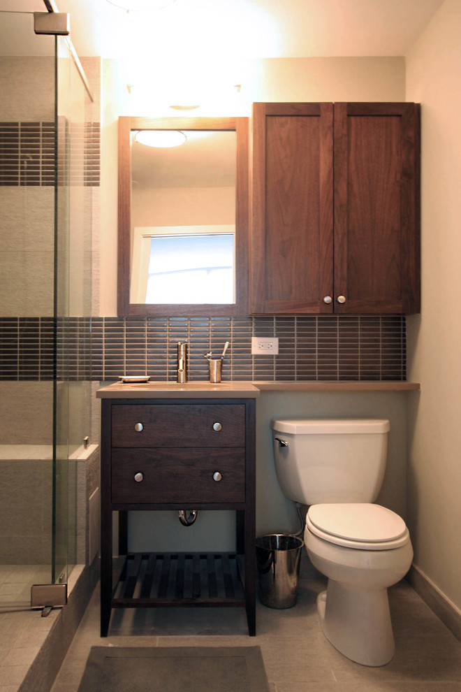 Cette photo montre une douche en alcôve chic en bois brun avec un lavabo encastré, un placard à porte shaker, un plan de toilette en quartz, WC séparés, un carrelage beige et des carreaux de céramique.