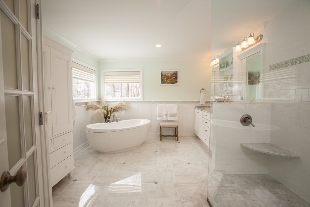 Großes Modernes Badezimmer En Suite mit Schrankfronten im Shaker-Stil, weißen Schränken, Marmorboden, Unterbauwaschbecken und Marmor-Waschbecken/Waschtisch in New York
