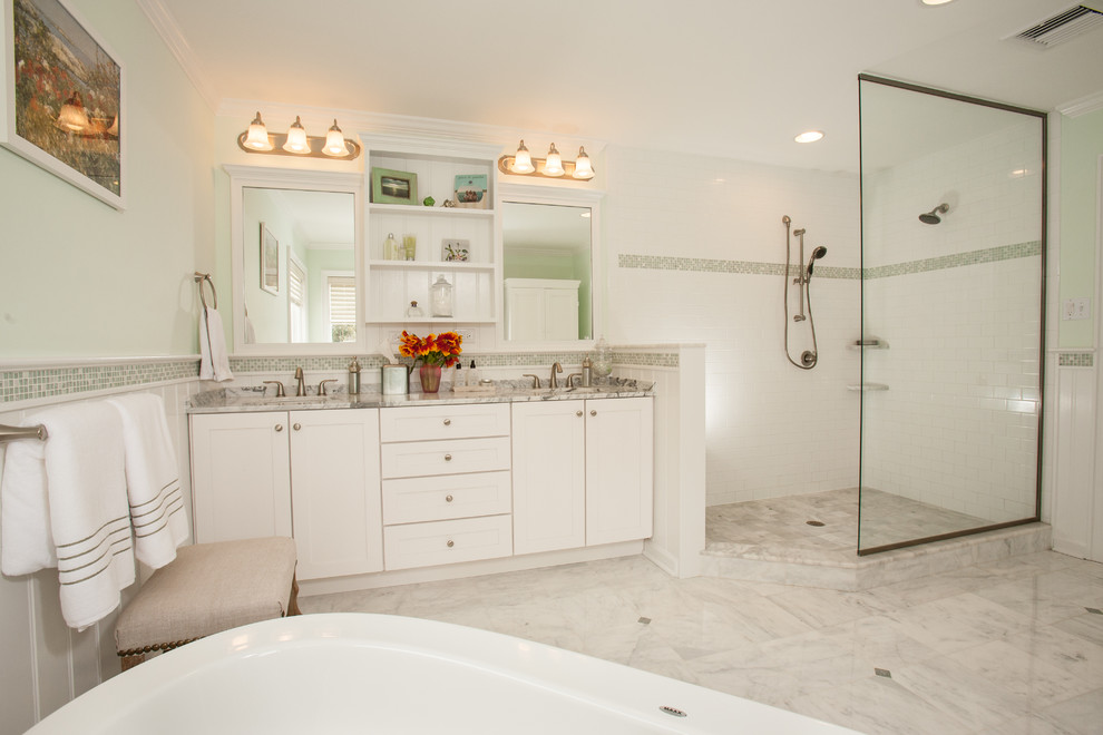 Diseño de cuarto de baño principal contemporáneo grande con armarios estilo shaker, puertas de armario blancas, suelo de mármol y encimera de mármol