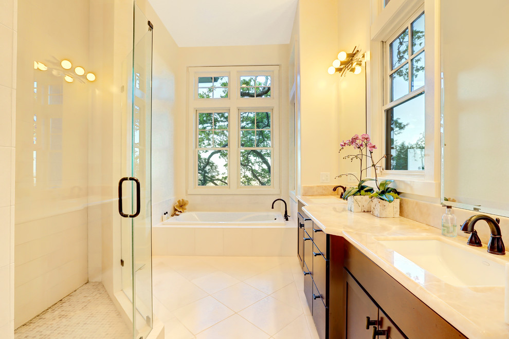 Exempel på ett mellanstort klassiskt en-suite badrum, med ett undermonterad handfat, ett badkar i en alkov, beige kakel, beige väggar, släta luckor, skåp i mörkt trä och en hörndusch