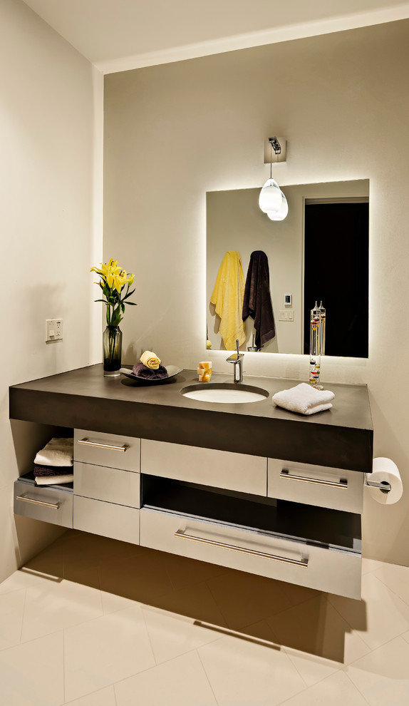 Inredning av ett modernt mellanstort badrum med dusch, med släta luckor, vita skåp, ett platsbyggt badkar, en öppen dusch, en toalettstol med hel cisternkåpa, brun kakel, stenhäll, grå väggar, klinkergolv i keramik, ett nedsänkt handfat och bänkskiva i akrylsten