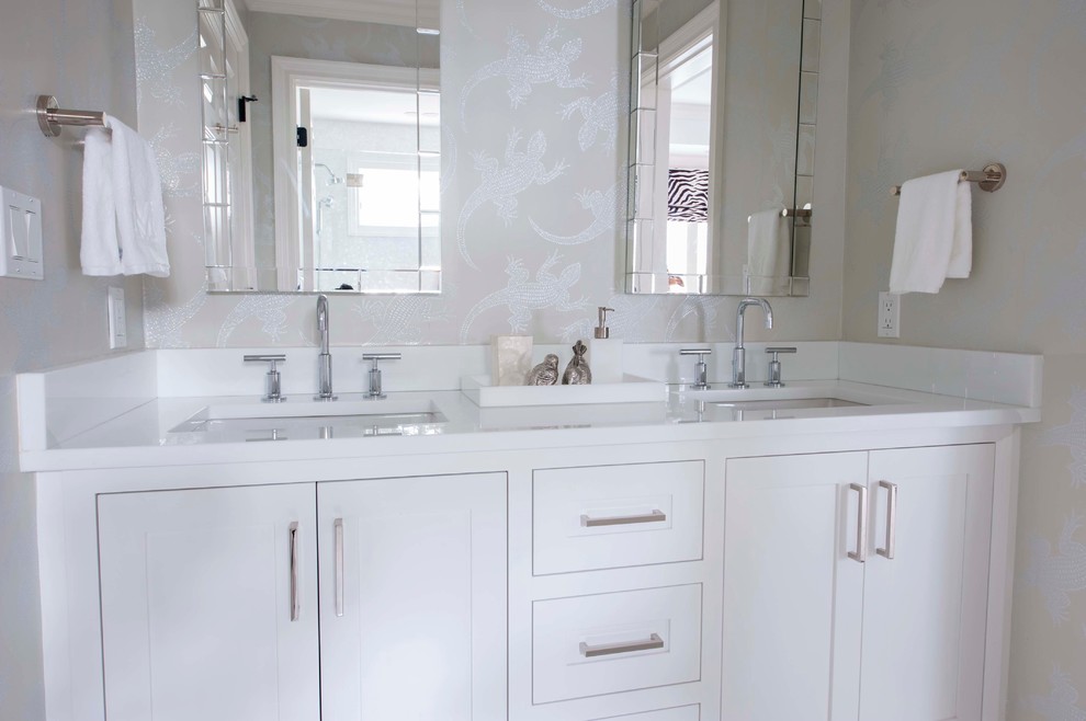 Klassisk inredning av ett mellanstort en-suite badrum, med skåp i shakerstil, vita skåp, ett badkar i en alkov, en dusch/badkar-kombination, vit kakel, mosaik, beige väggar, ett undermonterad handfat, bänkskiva i kvartsit och med dusch som är öppen