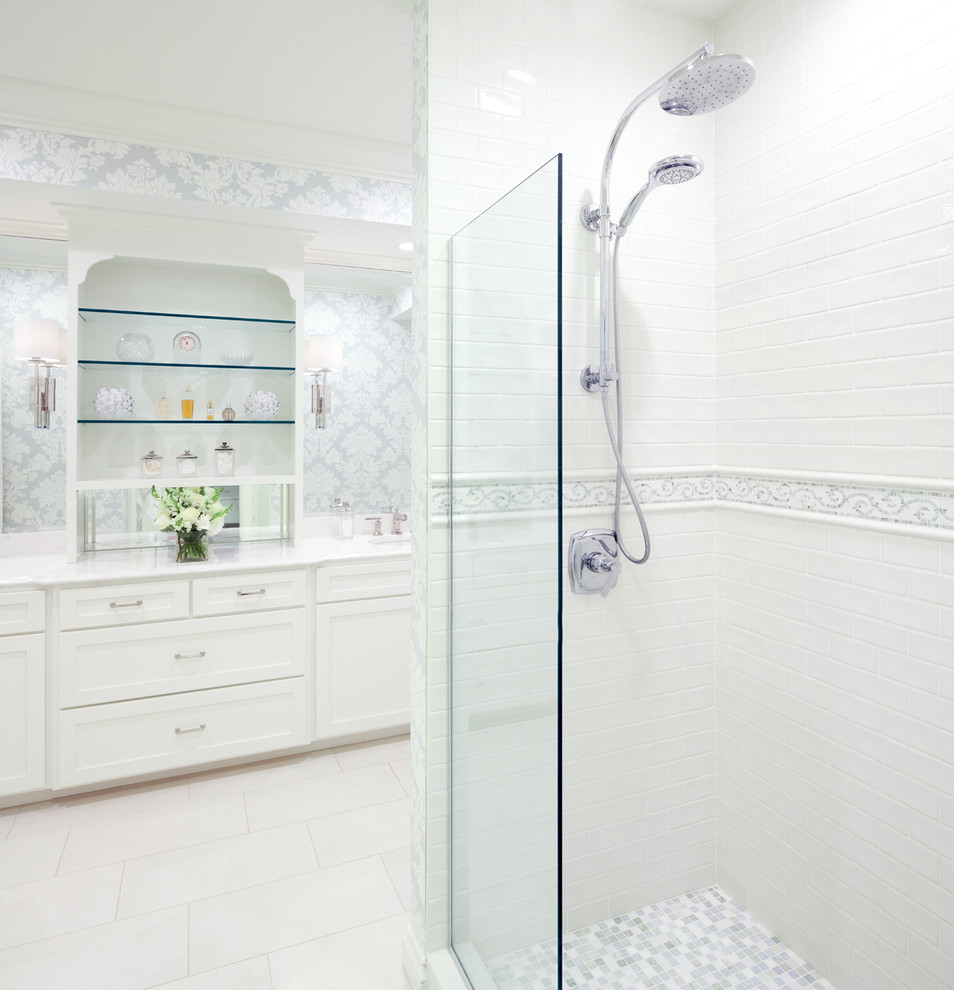 Foto di una stanza da bagno classica con ante lisce, ante bianche, doccia aperta, piastrelle bianche, piastrelle in ceramica, pareti blu, lavabo integrato e top in superficie solida