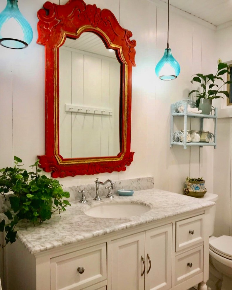 Ejemplo de cuarto de baño principal clásico renovado pequeño con armarios estilo shaker y puertas de armario blancas