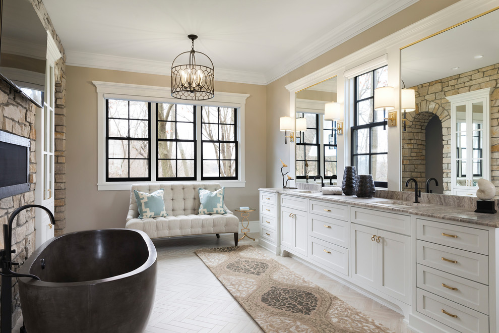 На фото: ванная комната в классическом стиле с фасадами в стиле шейкер, белыми фасадами, отдельно стоящей ванной, бежевыми стенами, душевой кабиной и врезной раковиной с