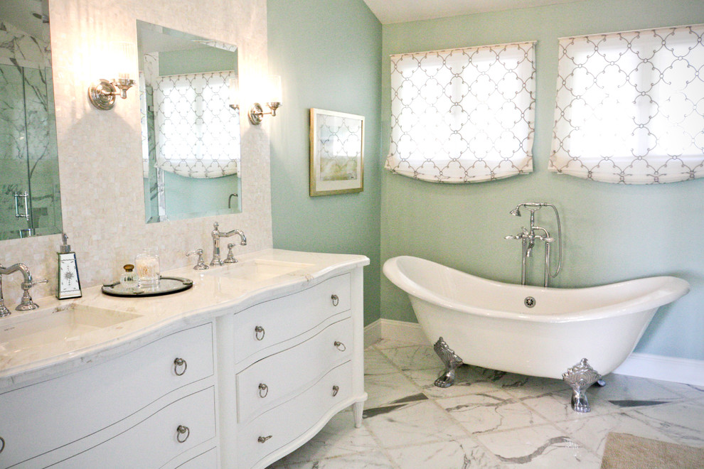 Immagine di una stanza da bagno country di medie dimensioni con consolle stile comò, ante bianche, vasca con piedi a zampa di leone, piastrelle bianche, pareti blu e lavabo sottopiano