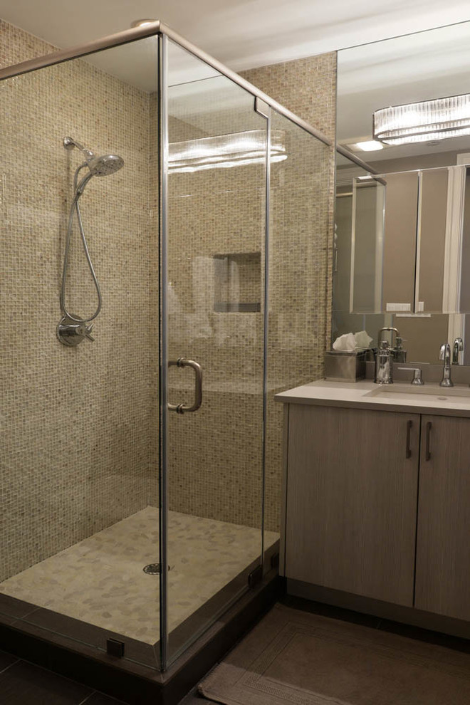 Ispirazione per una stanza da bagno con doccia minimal di medie dimensioni con doccia ad angolo, lavabo sottopiano, ante lisce, ante grigie, piastrelle grigie, piastrelle a mosaico, pareti grigie, pavimento con piastrelle a mosaico e top in superficie solida