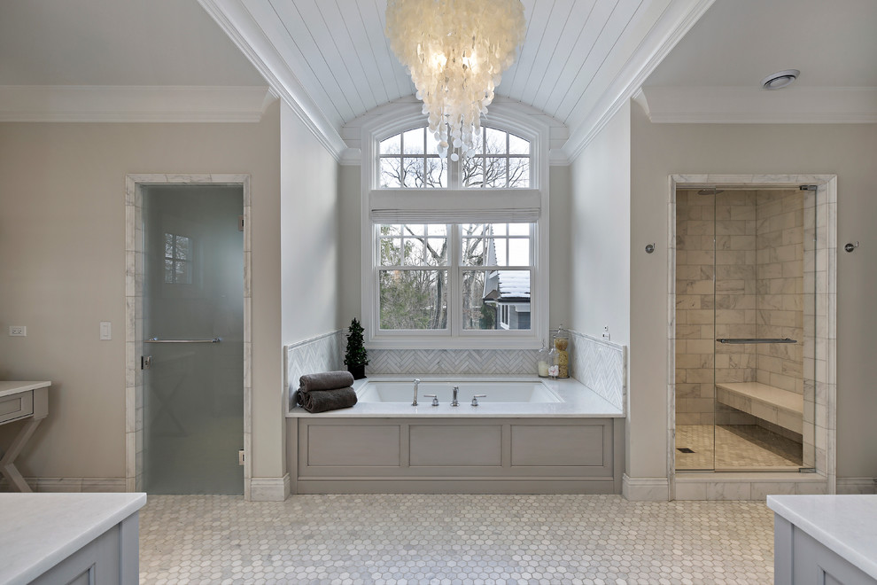 Идея дизайна: главная ванная комната в классическом стиле с фасадами с утопленной филенкой, серыми фасадами, полновстраиваемой ванной, душем в нише, мраморным полом, врезной раковиной, мраморной столешницей и душем с распашными дверями