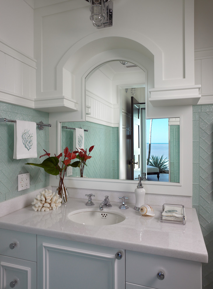 Пример оригинального дизайна: ванная комната в классическом стиле с врезной раковиной, фасадами с утопленной филенкой, белыми фасадами, синей плиткой, стеклянной плиткой и мраморной столешницей
