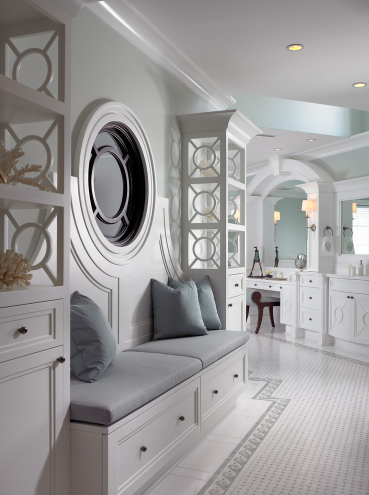Inspiration för ett vintage badrum, med luckor med infälld panel, vita skåp, vit kakel, marmorgolv, marmorbänkskiva och mosaik