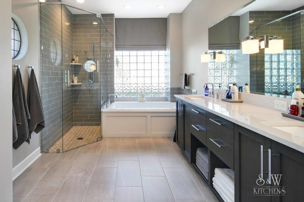 Inredning av ett modernt mellanstort vit vitt en-suite badrum, med skåp i shakerstil, grå skåp, ett platsbyggt badkar, en kantlös dusch, en toalettstol med separat cisternkåpa, grå kakel, cementkakel, grå väggar, klinkergolv i porslin, ett undermonterad handfat, bänkskiva i kvarts, grått golv och dusch med gångjärnsdörr