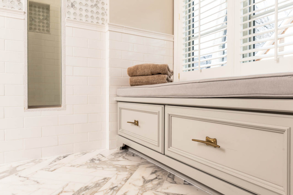 Idéer för ett stort klassiskt vit en-suite badrum, med luckor med infälld panel, grå skåp, vit kakel, keramikplattor, vita väggar, marmorgolv, ett undermonterad handfat, bänkskiva i kvarts och vitt golv