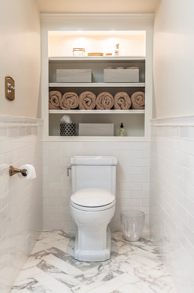Großes Klassisches Badezimmer En Suite mit Wandtoilette mit Spülkasten, Marmorboden und Quarzwerkstein-Waschtisch in Indianapolis