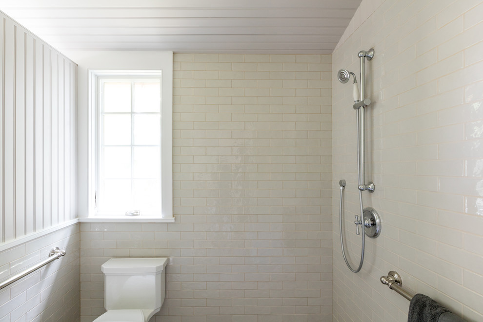 Inspiration för mellanstora klassiska badrum, med en kantlös dusch, en toalettstol med separat cisternkåpa, grå kakel, keramikplattor, grå väggar och klinkergolv i keramik