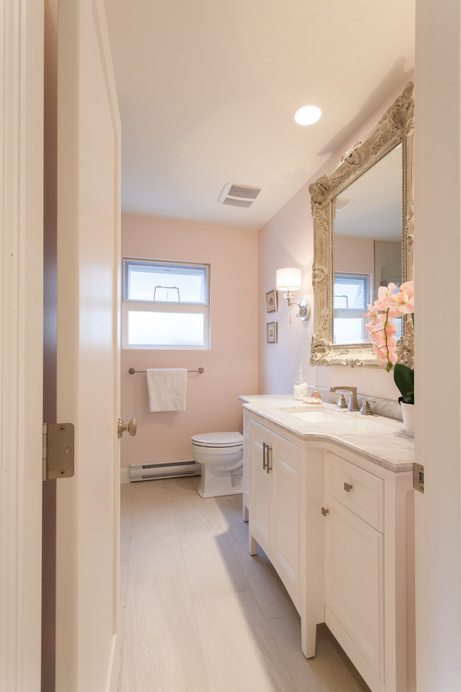 Kleines Shabby-Style Duschbad mit Unterbauwaschbecken, Schrankfronten im Shaker-Stil, weißen Schränken, Mineralwerkstoff-Waschtisch, Duschnische, grauen Fliesen, Porzellanfliesen, rosa Wandfarbe und Porzellan-Bodenfliesen in Vancouver