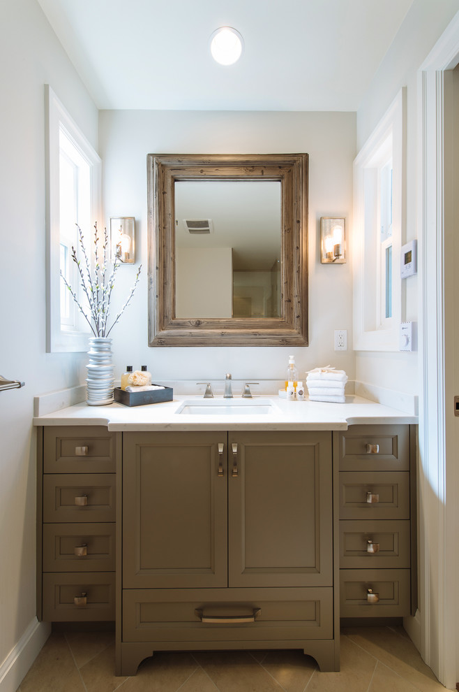 Exempel på ett litet shabby chic-inspirerat en-suite badrum, med ett undermonterad handfat, skåp i shakerstil, bänkskiva i akrylsten, en dusch i en alkov, beige kakel, porslinskakel, vita väggar, klinkergolv i porslin och bruna skåp