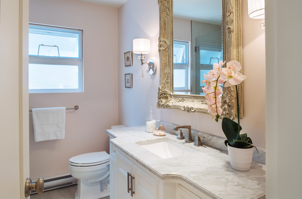 Ispirazione per una piccola stanza da bagno con doccia shabby-chic style con lavabo sottopiano, ante in stile shaker, ante bianche, top in superficie solida, doccia alcova, piastrelle grigie, piastrelle in gres porcellanato, pareti rosa e pavimento in gres porcellanato