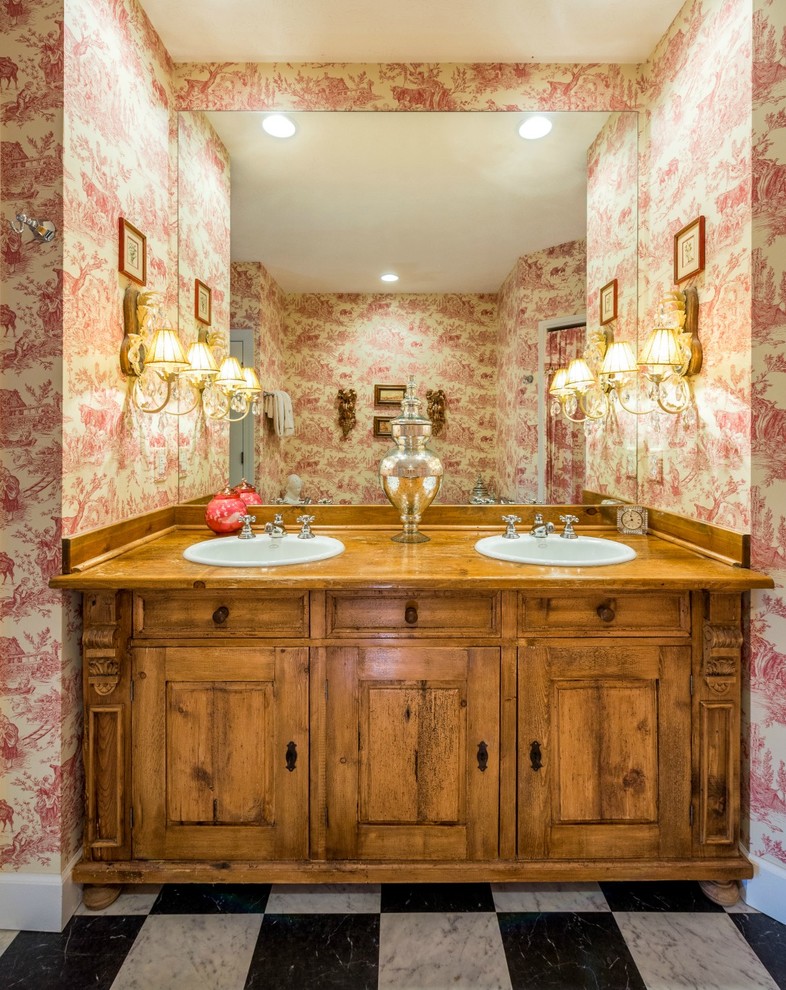 На фото: ванная комната в классическом стиле с накладной раковиной и разноцветными стенами с