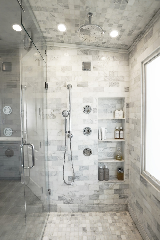 Exempel på ett stort klassiskt vit vitt en-suite badrum, med skåp i shakerstil, grå skåp, en kantlös dusch, en bidé, grå kakel, marmorkakel, grå väggar, klinkergolv i porslin, ett undermonterad handfat, bänkskiva i kvarts, brunt golv och dusch med gångjärnsdörr