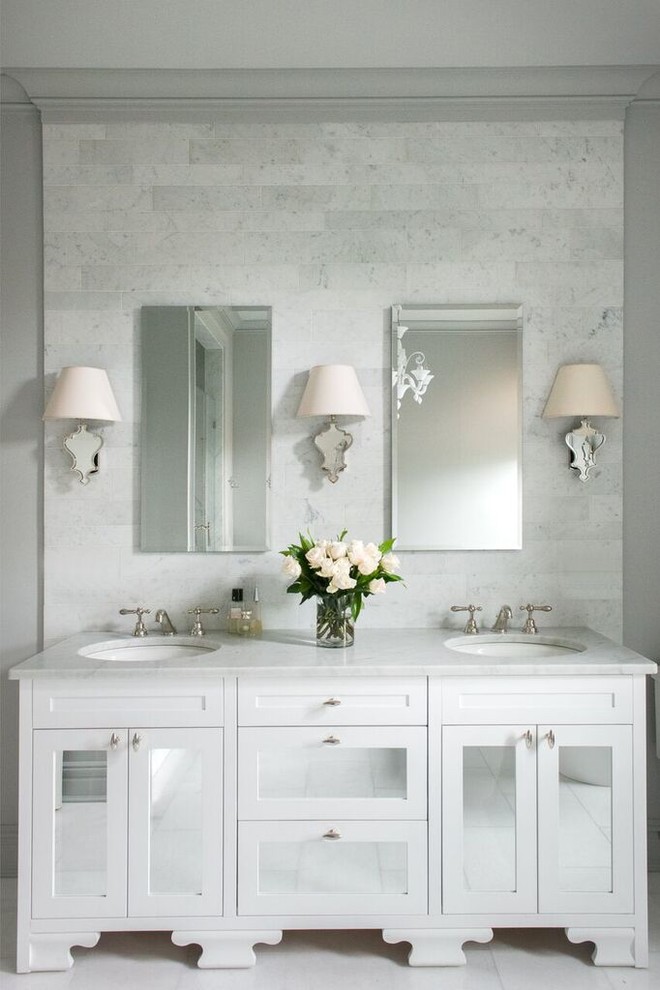Foto de cuarto de baño principal y gris y blanco tradicional renovado con armarios con paneles empotrados, puertas de armario blancas, paredes grises, lavabo bajoencimera y encimeras grises