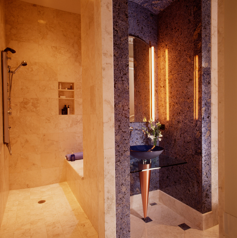 На фото: главная ванная комната в современном стиле с открытым душем, бежевой плиткой, настольной раковиной и открытым душем