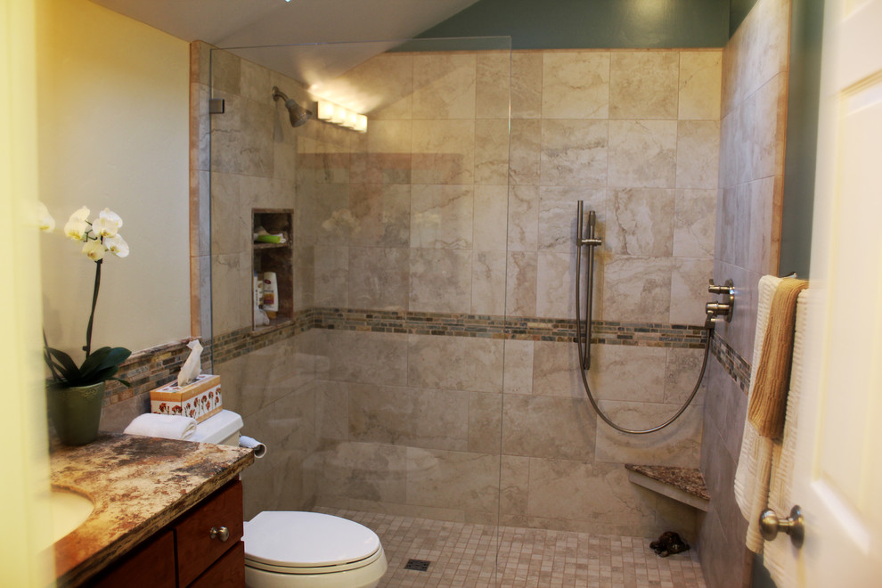 Immagine di una stanza da bagno design con lavabo sottopiano, ante con bugna sagomata, ante in legno bruno, top in granito, doccia alcova, WC monopezzo, piastrelle marroni e piastrelle in pietra