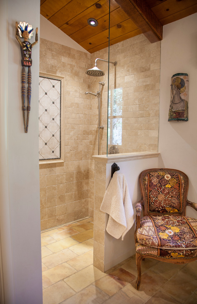 Réalisation d'une salle de bain principale bohème de taille moyenne avec un mur blanc, une douche à l'italienne et aucune cabine.
