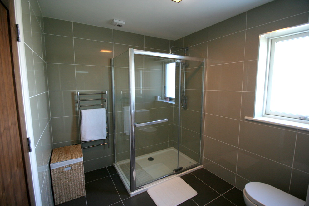 Mittelgroßes Modernes Badezimmer mit integriertem Waschbecken, Eckdusche, grünen Fliesen, Porzellanfliesen, grüner Wandfarbe und Porzellan-Bodenfliesen in Dublin