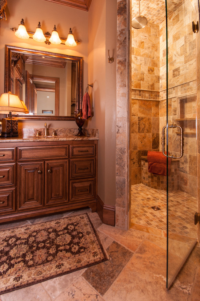 Foto på ett stort vintage en-suite badrum, med luckor med upphöjd panel, skåp i mellenmörkt trä, granitbänkskiva, en öppen dusch, beige kakel, stenkakel, beige väggar och travertin golv